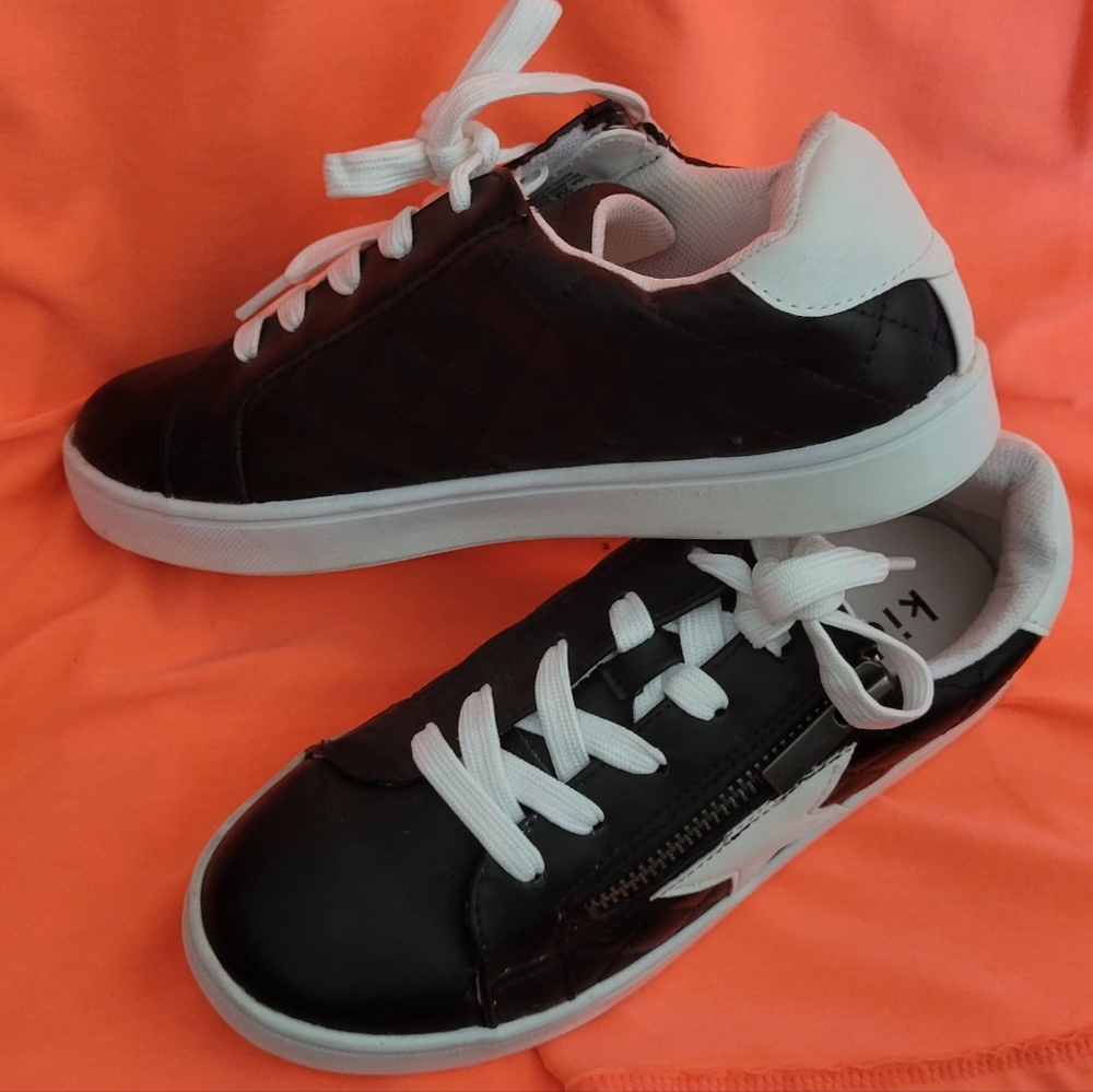 Kidpik Black and White Girls Size 2 Tennis shoes/Sneakers
